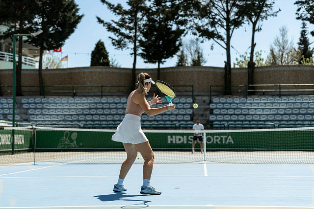 woman playing tennis