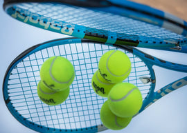 tennis racket met tennisballen